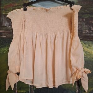 Woman blouse. Three-quarter sleeves. Size medium. Excellent condition